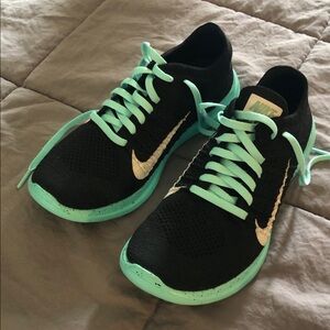 Nike Women’s Black & Mint Green Running Sneakers flyknit